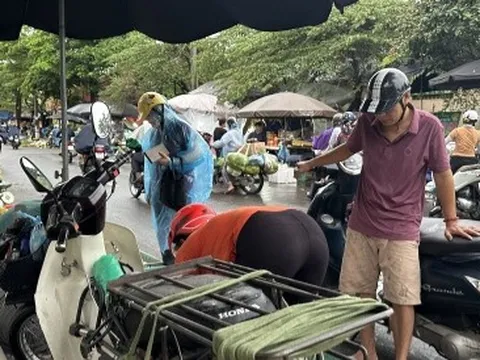 Chợ tự phát họp lấn chiếm lòng đường, vỉa hè tại k, Hà Nội
