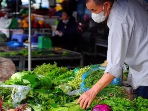 Nhiều mặt hàng thiết yếu giảm giá mạnh, người dân vẫn 'ngại' mua