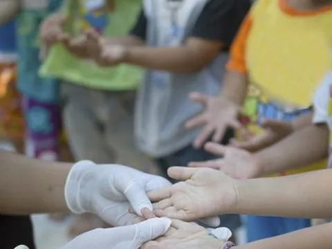 Nhiều trẻ mắc bệnh tay chân miệng nặng ở miền Bắc