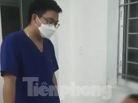 Bó nguyên con gà vào chân để chữa gãy xương