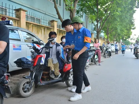 Xúc động chứng kiến 2 cha con mắc bệnh xương thủy tinh đưa nhau đi thi trên xe 3 bánh