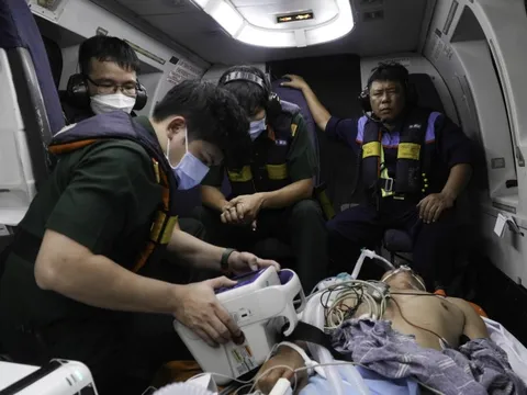 CLIP: Cận cảnh chuyến trực thăng cấp cứu ngư dân đột quỵ ở Trường Sa