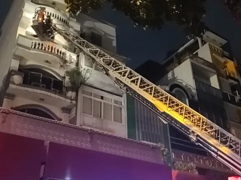 TP HCM: Cháy nhà hàng 7 tầng ở quận 1, nhiều người tháo chạy