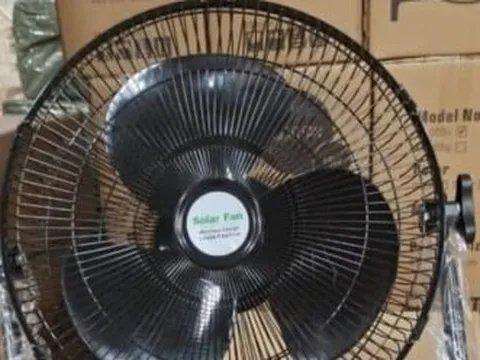 Quạt tích điện hết sốt, đại lý trót 'ôm' cuống cuống xả hàng giá rẻ mong thu hồi vốn