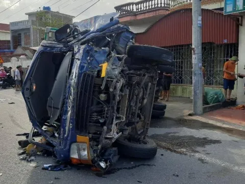 Va chạm với xe tải, 2 người đi xe máy tử vong