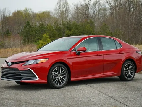 Toyota Camry bị triệu hồi bởi nguy cơ rơi bánh xe