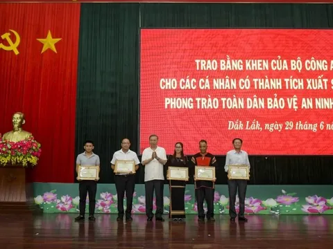 Bộ trưởng Tô Lâm trao bằng khen cho người dân tham gia truy bắt khủng bố