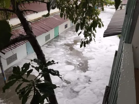 Chủ tịch Đồng Nai: Làm rõ vụ dòng nước nổi bọt trắng xóa, hôi nồng nặc tràn vào khu dân cư