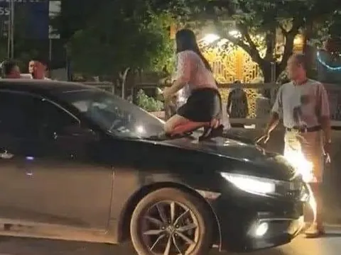 Xôn xao clip vợ trẻ và bố chồng trèo lên nắp capo ôtô đánh ghen
