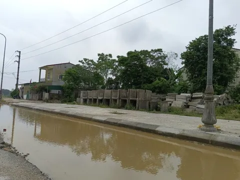 CLIP: Tuyến đường gần 230 tỉ đồng ngập "thành kênh" khi mưa xuống