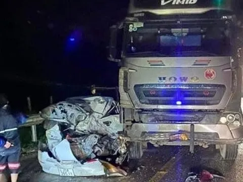 Ô tô con bị vò nát sau va chạm với xe đầu kéo, 2 người may mắn thoát nạn