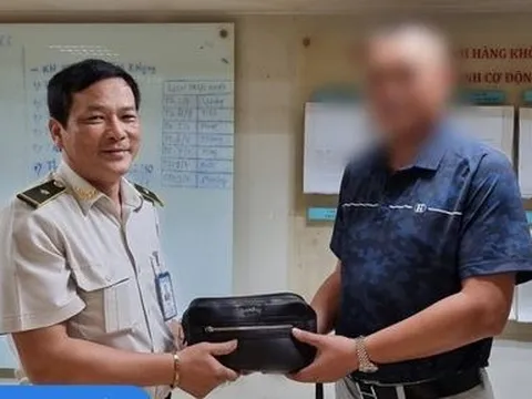 Bỏ quên túi hàng hiệu đựng điện thoại Vertu và nhiều tiền trên xe đẩy sân bay