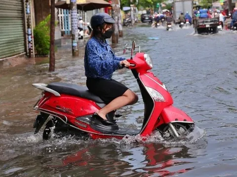 "Đến hẹn lại lên", Tp.HCM sống chung với ngập nước sau mưa lớn