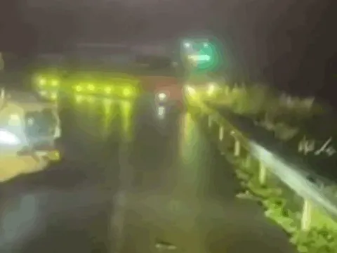 Tránh xe đầu kéo, xe giường nằm lao qua lan can cao tốc Nội Bài - Lào Cai