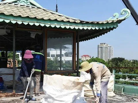 Cận cảnh dỡ bỏ 'du thuyền ma' cuối cùng trên mặt nước hồ Tây