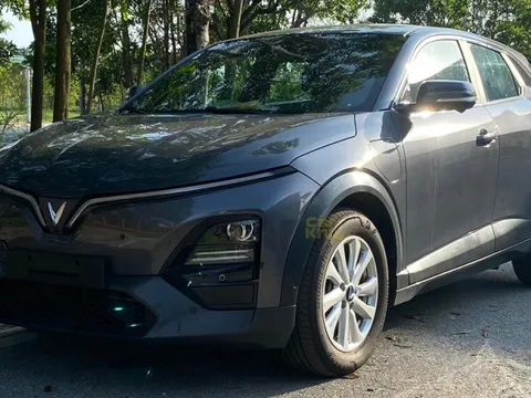 VinFast VF 6 lộ diện trần trụi trước ngày ra mắt: Giống bản concept, phả hơi nóng lên Creta và Seltos