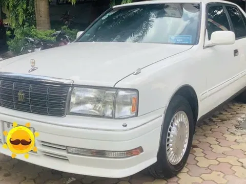 Huyền thoại một thời Toyota Crown 2001 rao bán giá 990 triệu đồng, đắt hơn Mazda6 'đập hộp'