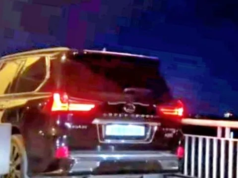 Sẽ tước giấy phép tài xế xe Lexus đi vào làn xe máy trên cầu Bến Thủy
