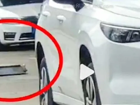 Ô tô điện Trung Quốc rơi pin khi đang di chuyển, tài xế ‘đứng hình’