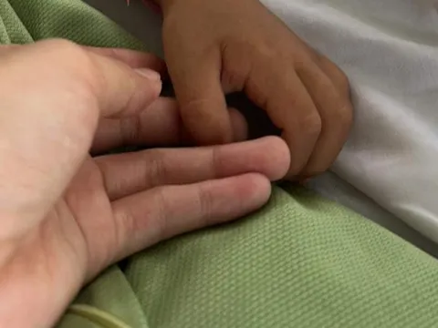 Con mắc tay chân miệng không sốt, người mẹ có hành động được bác sĩ hết lời khen ngợi