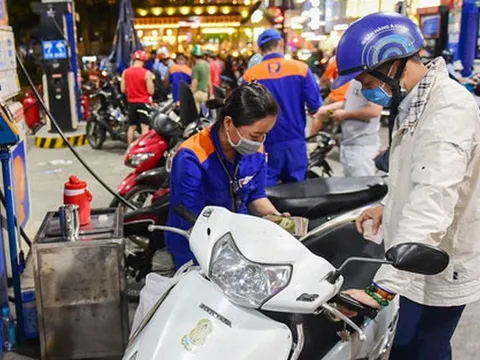 Giá xăng giảm về mức 20.470 đồng/lít
