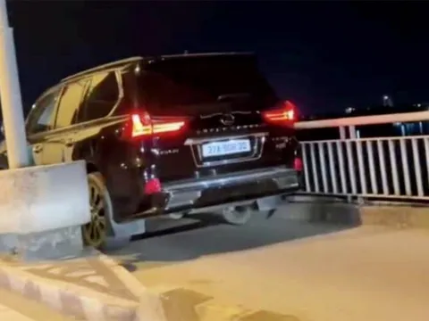 Đi sai làn đường trên cầu, tài xế Lexus LX 570 sẽ bị tước giấy phép lái xe