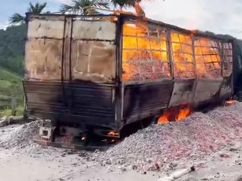 Tài xế bất lực nhìn xe chở than bốc cháy trơ khung