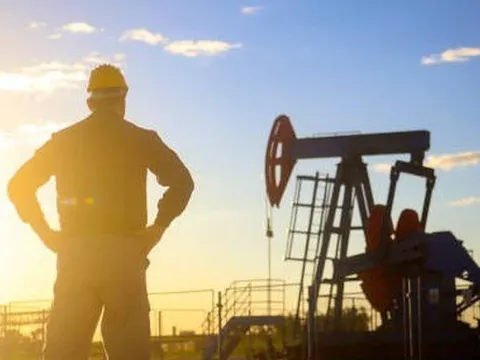 Nga, Saudi Arabia tiếp tục giảm sản lượng dầu
