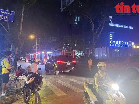 Cháy căn hộ tầng 25 tòa chung cư đường Mễ Trì khiến người dân hoảng loạn