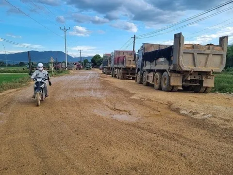 Thanh Hóa: Người dân 1 xã "gánh còng lưng" 6 mỏ đất