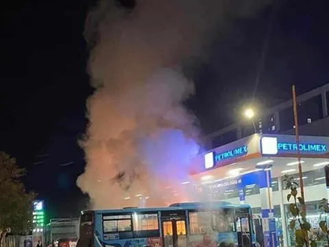 Hà Nội: Xe buýt bốc cháy ngùn ngụt bên trong cây xăng