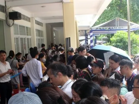 Phụ huynh Hà Nội vật vờ dưới nắng nóng, giành suất vào lớp 10 cho con