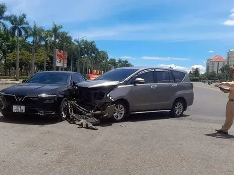 Đằng sau những bức ảnh TNGT: Toyota Innova tan nát khi đâm vào VinFast Lux A