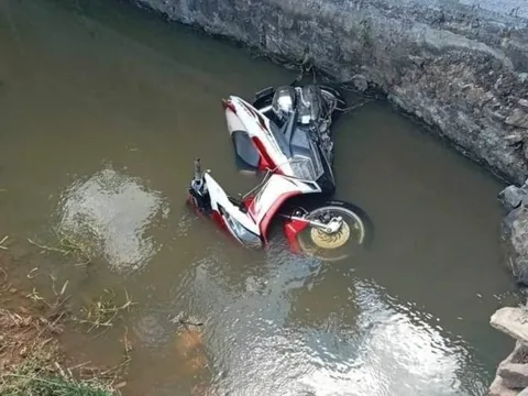 Xe máy lao xuống mương nước, 2 thanh niên thương vong
