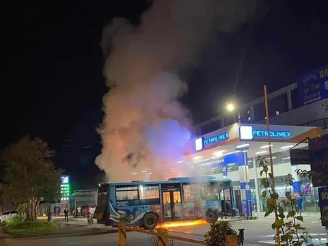 Xe buýt bốc cháy dữ dội tại cây xăng