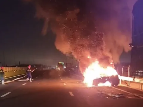 CLIP: Xe cháy ngùn ngụt trên cao tốc Vĩnh Hảo – Phan Thiết