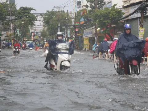 Vì sao TP HCM ngập sâu khi mưa lớn?