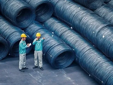 Thép ngoại ồ ạt nhập khẩu vào Việt Nam, thép trong nước chịu cảnh giảm giá