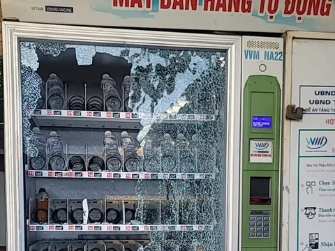 CLIP: Nhóm thanh niên đập phá máy bán hàng tự động để lấy đồ uống