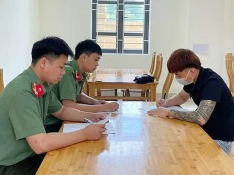 Thanh niên xăm trổ mặc cảnh phục công an để câu "like"