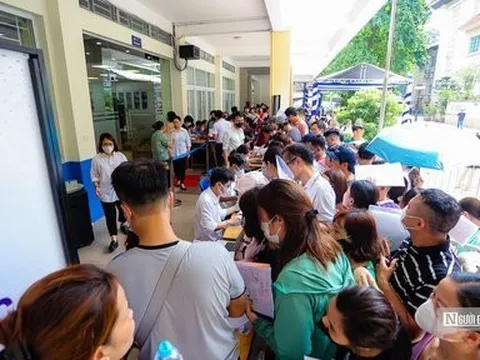 Lý giải việc phụ huynh trắng đêm xếp hàng "giành suất" học cho con