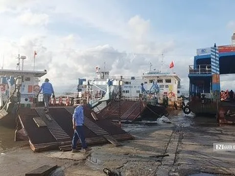 Ùn tắc tuyến phà ra đảo Cát Bà: Càng gỡ, càng rối