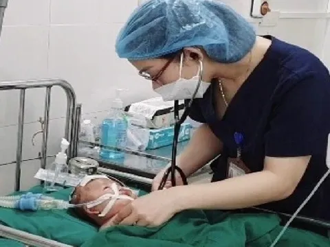 Bác sĩ thuyết phục gia đình cho mổ cứu bé sơ sinh bị xuất huyết não nguy kịch