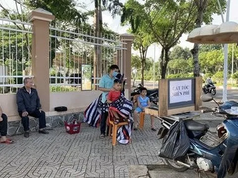 Ấm lòng “tiệm” cắt tóc miễn phí trên vỉa hè ở Bà Rịa - Vũng Tàu