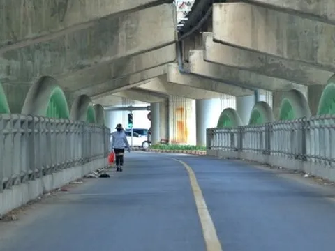 Vì sao cầu vòm sắt 65 tỷ đồng dưới vành đài 3 qua Linh Đàm ít người đi?