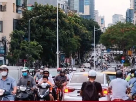 Phớt lờ biển cấm, người dân Thủ đô ùn ùn đi lên cầu vượt Lê Văn Lương - Láng Hạ