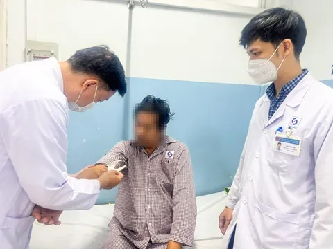 Chặn được "bom nổ chậm" nằm vùng hiểm của người đàn ông