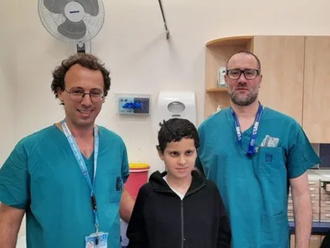 Hy hữu: Cứu sống cậu bé Israel gặp nạn đầu trật khỏi cổ