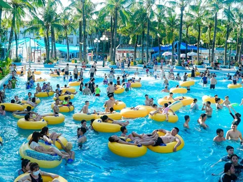 Nắng nóng gay gắt, hàng ngàn người đổ về Công viên nước Hồ Tây "giải nhiệt"