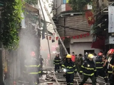 Đang giải cứu 3 người mắc kẹt trong đám cháy nhà ở Hà Nội